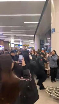 王一博在机场匆忙赶路的照片