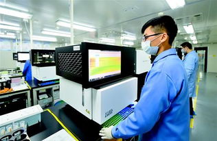 科研人员正在操作设备