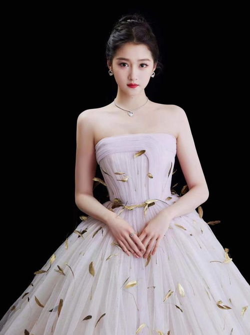 关晓彤华表奖红毯：星光璀璨下的青春绽放