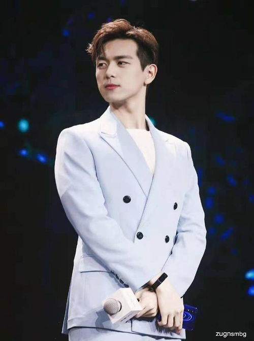 李现穿西装造型