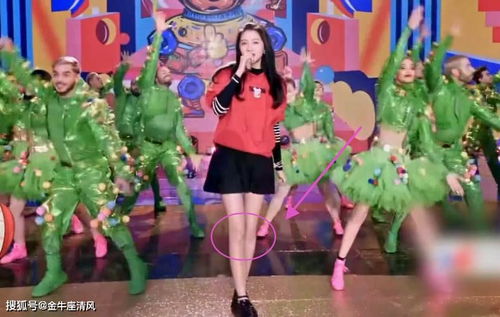 关晓彤的美腿魅力：时尚与自信的完美结合