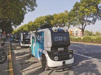 配送车停靠路边