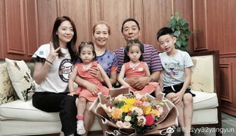 小女孩与父母的合影