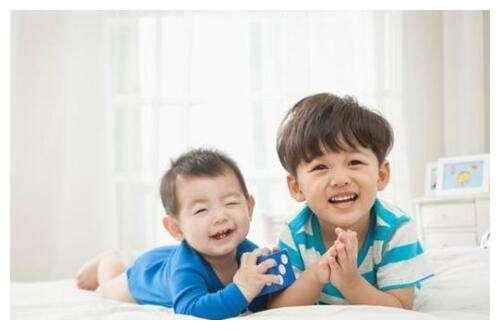 从双胞胎到三胞胎：一个家庭的奇迹与挑战