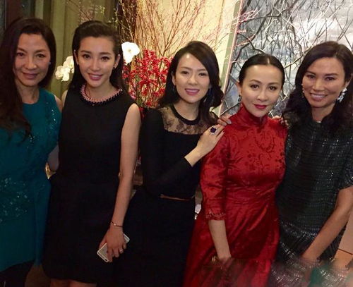 章子怡与其他明星在华表奖现场合影