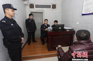 警方审问婚介诈骗嫌疑人