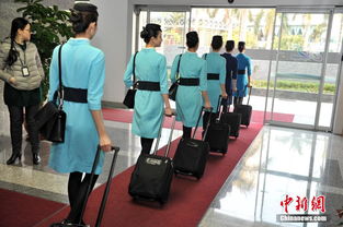 穿着制服的空乘人员正在演示安全须知