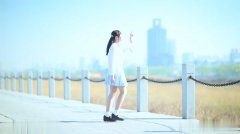 两只紧紧相握的手