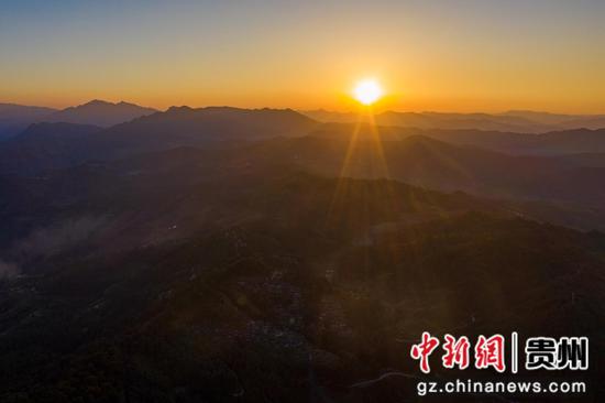 夕阳下的美丽乡村