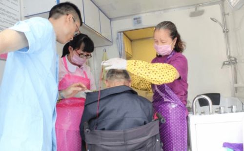 助浴师准备工具