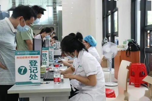 女乘客独自站在服务区