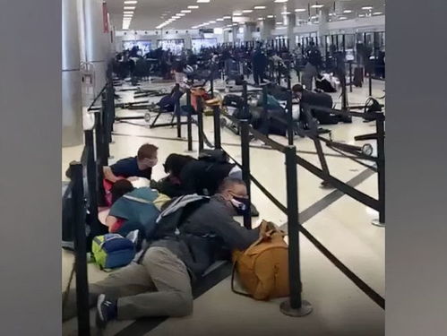 机场内乘客滞留的混乱情景