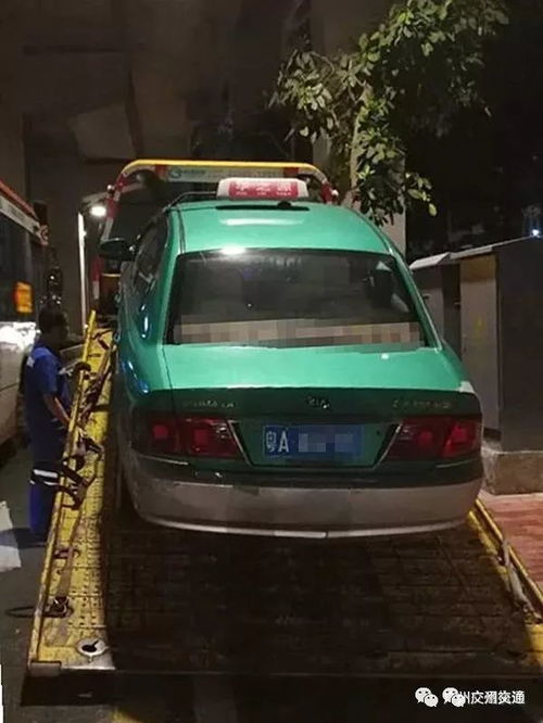 夜间行驶的出租车