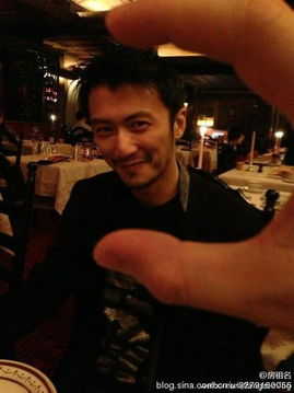 谢霆锋与母亲烛光晚餐