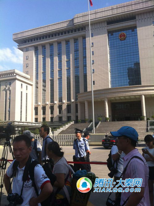 法庭外媒体报道