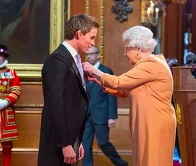 赵顺合接受勋章的场景