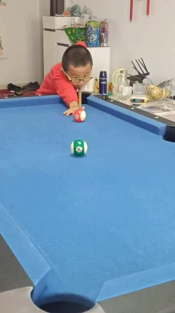 王曼昱在训练中展现出的专注神情