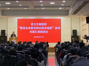 热烈讨论的年轻人