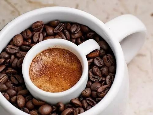 桌上摆放的一杯冒着热气的咖啡