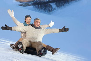 张若昀与唐艺昕在雪地中牵手的画面