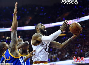 詹姆斯突破上篮