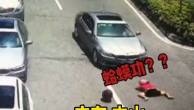 城市街道上的女骑手