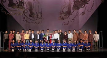 樊锦诗与航天员合影