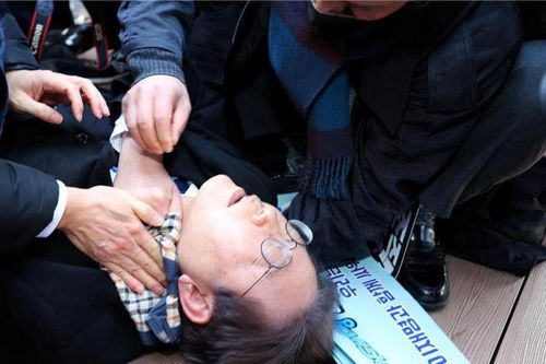 李在明穿防弹衣演讲，向欢呼观众跪地磕头，背后的故事令人深思