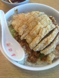 四川学生举报饭菜吃出蛆被骂脏话，官方回应「正在处理」