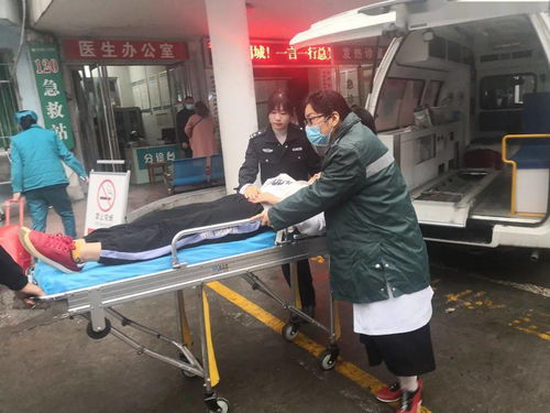 家属在医院陪伴受伤女子