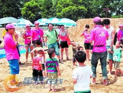 游客们在乐园内欢乐游玩