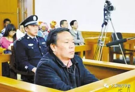 四川贪官被带走画面曝光：一场反腐风暴的缩影