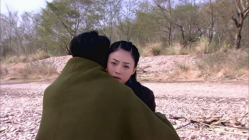 两人久别重逢后的深情拥抱