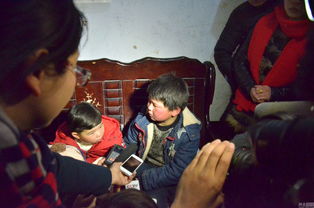 女生接受媒体采访