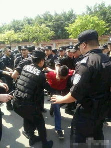 民众在街头抗议马克龙使用奢华椅子