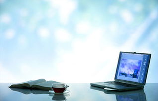 咖啡杯和笔记本电脑