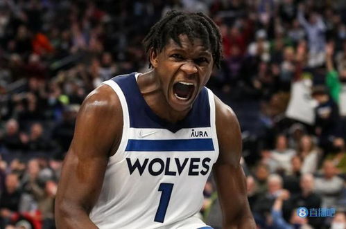 安东尼·爱德华兹在比赛中庆祝进球