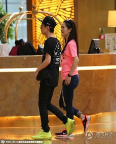 张杰谢娜带孩子逛街