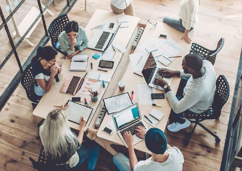 专注工作的年轻人