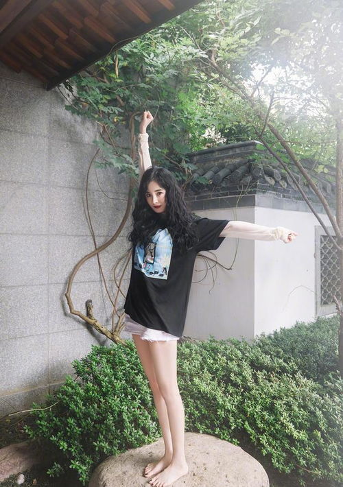 女子赤脚踏入奥陶纪晶花池拍照，背后的故事令人深思