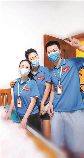 助浴师与老人的合影