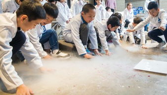 孩子们在实验室学习