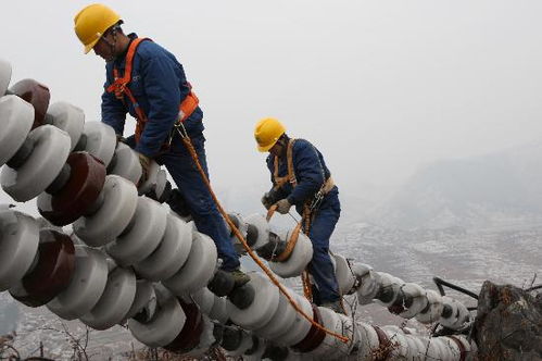 技术人员紧急抢修电力设施