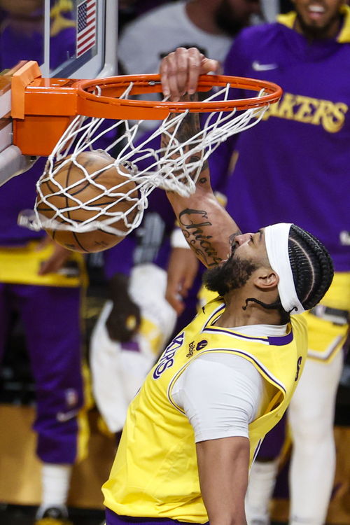 安东尼戴维斯比赛中扣篮