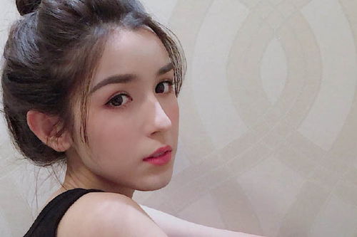 钟丽丽与哈妮克孜合影