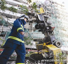 惊魂一刻！23层高楼吊车坠落，男子幸运生还