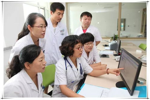 医生团队讨论病例