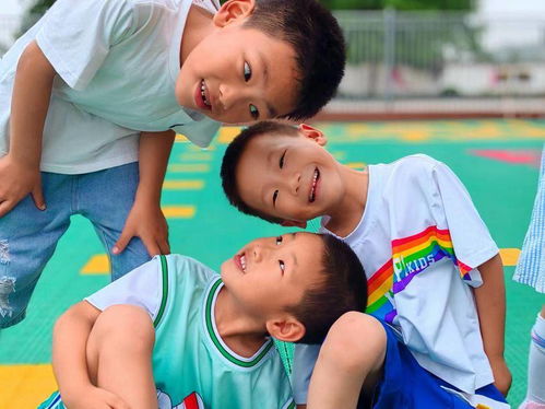 孩子们欢乐的笑容