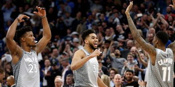 森林狼球员庆祝胜利