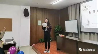 一群人在会议室热烈讨论